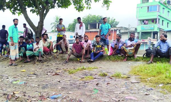 বড় কষ্টে আছে শ্রমজীবী মানুষ