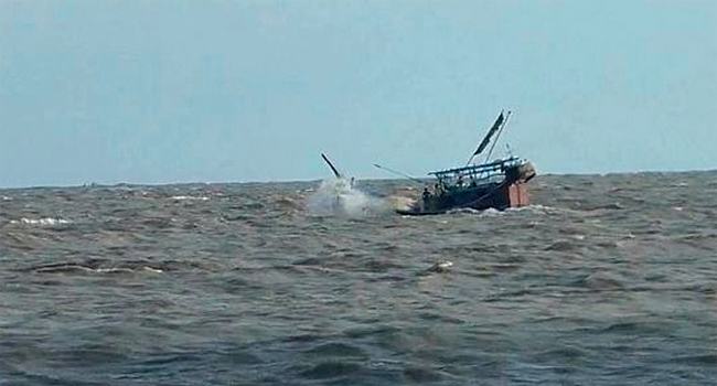 বলেশ্বর নদী : তিন ঘণ্টা পর ৫ জেলে উদ্ধার, ট্রলার নিখোঁজ