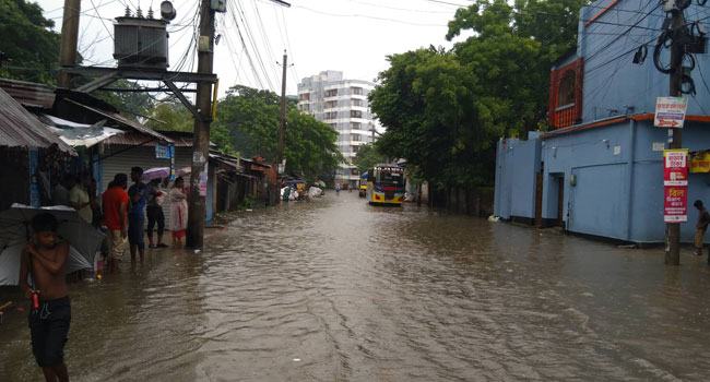 বগুড়ায় মুষলধারে বৃষ্টিতে জীবনযাত্রা স্থবির