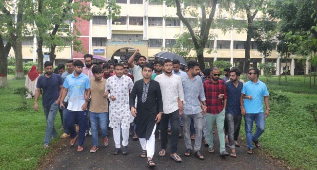 ইবিতে গভীর রাতে বিকট শব্দ : নিরাপত্তার দাবিতে ছাত্রলীগের বিক্ষোভ
