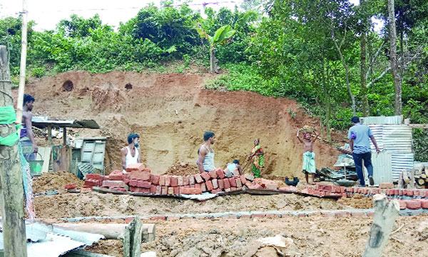 মিরসরাইয়ে সরকারি পাহাড় কেটে দালান নির্মাণ