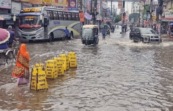 অর্ধরাতের বৃষ্টির পানিতে ভাসছে খুলনা মহানগর