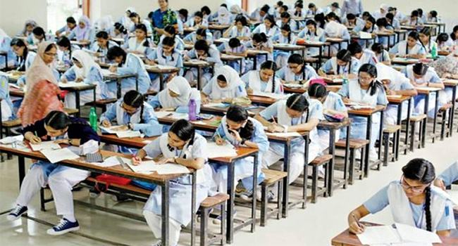 প্রথম পরীক্ষায় ২০ মিনিট পর খাতা ও প্রশ্নপত্র দেয়ার অভিযোগ