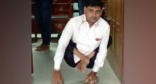 হাতে ভর দিয়ে আসা-যাওয়া করছেন শিক্ষক রুবেল