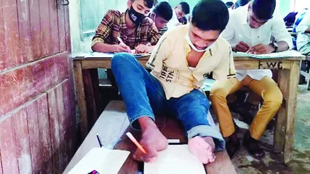 পা দিয়ে লিখেই এসএসসি পরীক্ষা দিচ্ছে ফুলবাড়ীর মানিক
