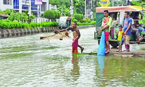 রাতভর টানা বর্ষণে পানিবন্দী খুলনা : দুর্ভোগে পরীক্ষার্থীরা