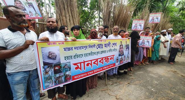 ফরিদপুরে কৃষক হত্যায় জড়িতদের গ্রেফতার দাবিতে মানববন্ধন