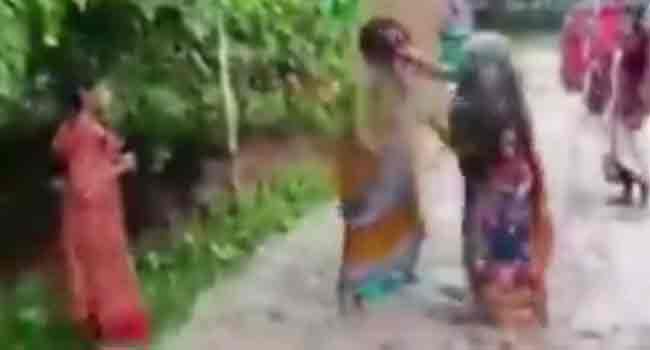 শাশুড়িকে রাস্তায় ফেলে মারধর : পুত্রবধূ গ্রেফতার