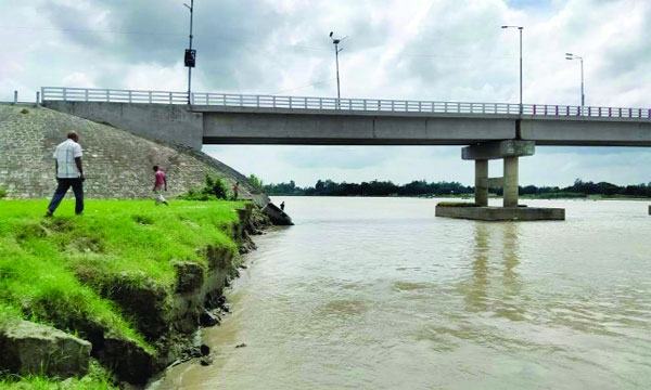 ব্রহ্মপুত্রের ভাঙনে হুমকিতে শত কোটি টাকার সেতু