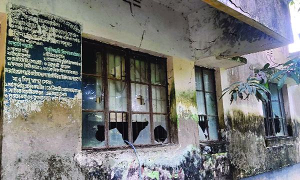 ইছাখালী স্বাস্থ্যকেন্দ্র নিজেই রোগী!