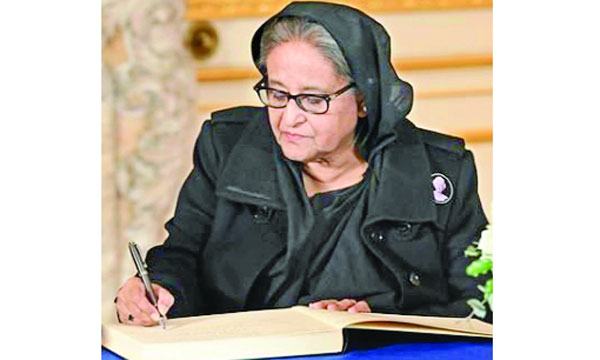 রানীর প্রতি প্রধানমন্ত্রী শেখ হাসিনার শেষ শ্রদ্ধা শোক বইতে স্বাক্ষর