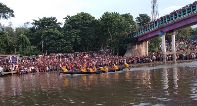 দামুড়হুদায় ঐতিহ্যবাহী নৌকাবাইচ, দু’তীরে উপচেপড়া ভিড়
