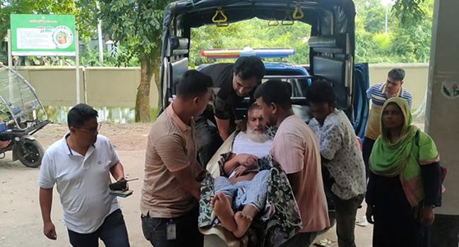 বৃদ্ধকে রাস্তায় ফেলে গেল স্বজনরা : দায়িত্ব নিলেন ওসি