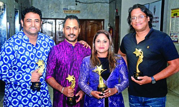 একই মঞ্চে প্রথমবার একসাথে সম্মাননায় ভূষিত