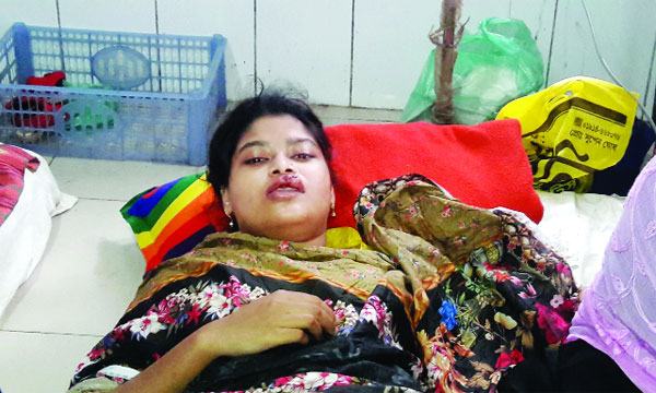 ৫ দিন ধরে হাসপাতালে কাতরাচ্ছেন নির্যাতিত গৃহবধূ সুমাইয়া
