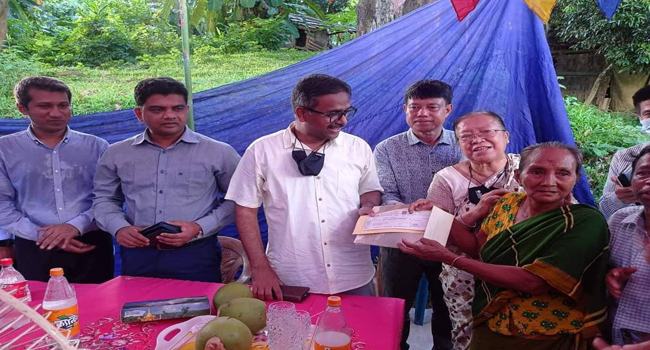 শ্রেষ্ঠ গোলরক্ষক রুপনা চাকমা ও ফুটবলার ঋতুর্পনা চাকমা
