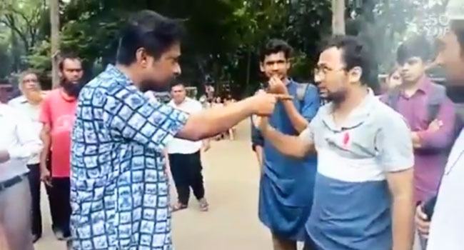 আন্দোলনরত শিক্ষার্থীদের সাথে সহকারী প্রক্টরের বিরূপ আচরণ