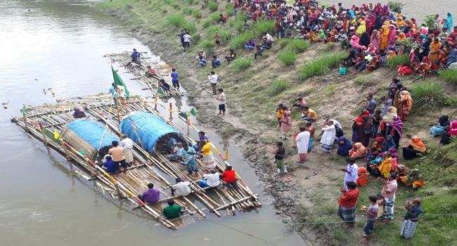 জাকের মঞ্জিলের ওরশে বাঁশের ভেলা পাঠালো আশেকানরা