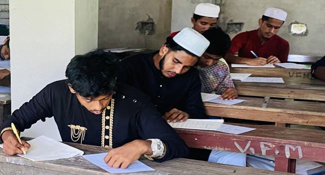 বাবার লাশ বাড়িতে রেখে পরীক্ষা দিচ্ছেন আবু হানিফ