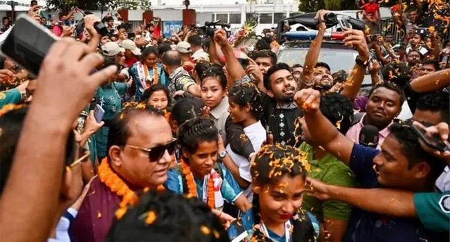 কৃষ্ণাদের লাগেজ থেকে চুরি দেশের বিমানববন্দরে নয়?
