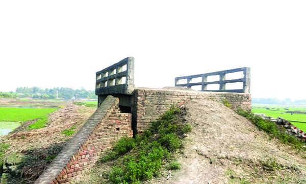 গুরুদাসপুরে ৩৮ বছরেও হয়নি সংযোগ সড়ক!