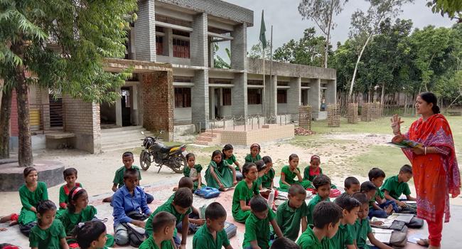 অসমাপ্ত ভবন নির্মাণের কাজ : দেবীগঞ্জে খোলা জায়গায় ক্লাসে শিক্ষার্থীরা