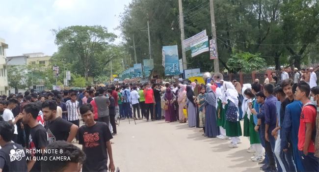 নোয়াখালীতে স্কুলছাত্রীকে হত্যা : জড়িতদের শাস্তির দাবিতে বিক্ষোভ