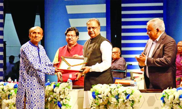 শিল্পকলা পদকে ভূষিত অনুপম হায়াৎ