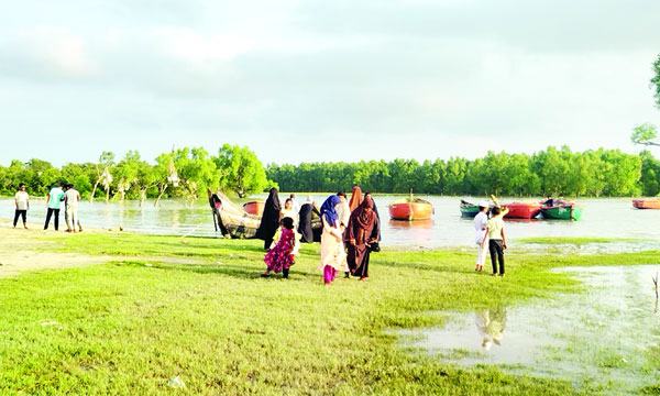 সমুদ্রের গর্জন শুনতে ঘুরে আসুন ডোমাখালী সৈকত