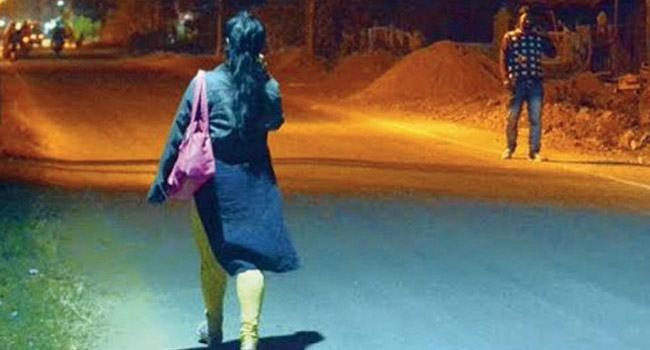 ভোলায় স্ত্রীকে ইভটিজিং, প্রতিবাদ করা পুলিশ সদস্যকে কুপিয়ে জখম