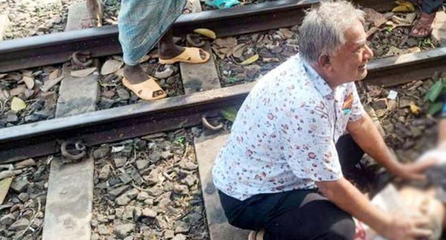 মা-বাবার সামনে হাত ফসকে ট্রেনে কাটা পড়লেন সন্তান