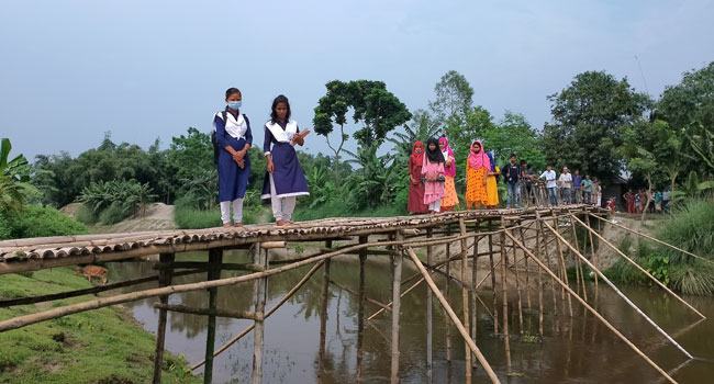 নীলফামারীতে ব্রীজের অভাবে ৩ গ্রামের মানুষের ভোগান্তি