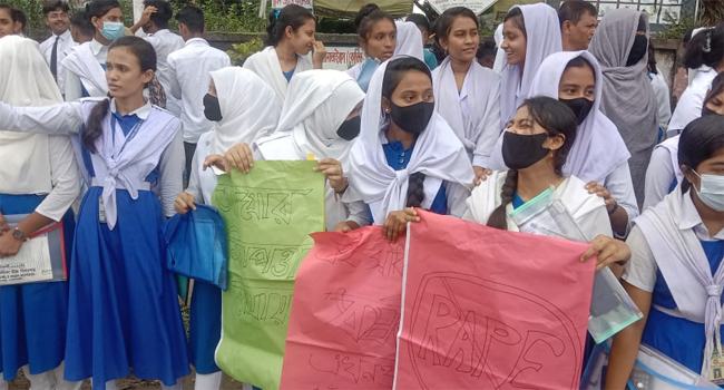 স্কুলছাত্রীকে ধর্ষণের পর হত্যা : প্রতিবাদে উত্তাল নোয়াখালী
