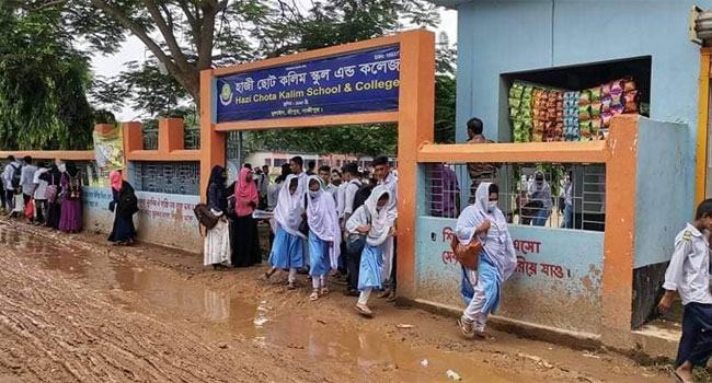 এসএসসি পরীক্ষার হল থেকে ফেসবুক লাইভ, ২ পরীক্ষার্থী বহিষ্কার