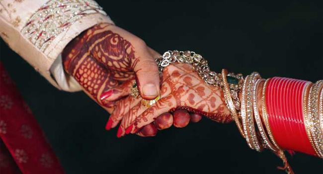 বিয়ের দাবিতে প্রেমিকের বাড়িতে অনশন প্রবাসীর স্ত্রীর