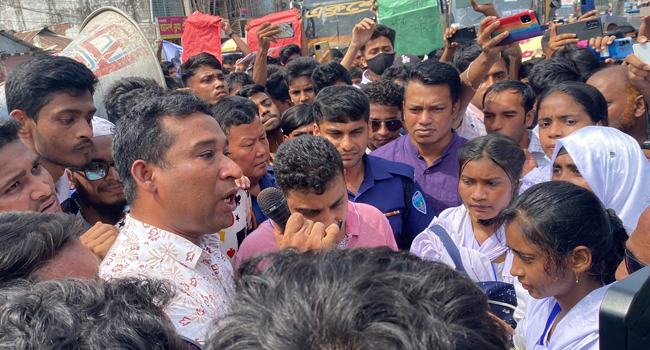 অদিতা হত্যাকারীর ফাঁসির দাবিতে নোয়াখালীতে সড়ক অবরোধ