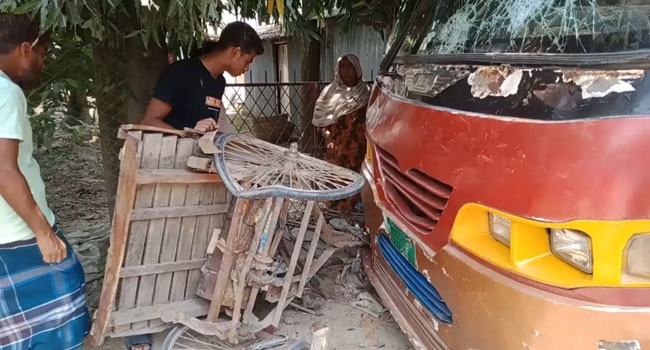 জীবননগরে বাস ও পাখিভ্যানের মুখোমুখি সংঘর্ষে ভ্যানচালক নিহত