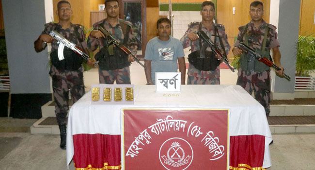 জীবননগরে স্বর্ণের বারসহ ২ চোরাকারবারি আটক