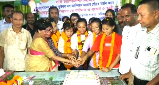 রাঙ্গামাটিতে ৫ নারী ফুটবলারকে উষ্ণ সংবর্ধনা
