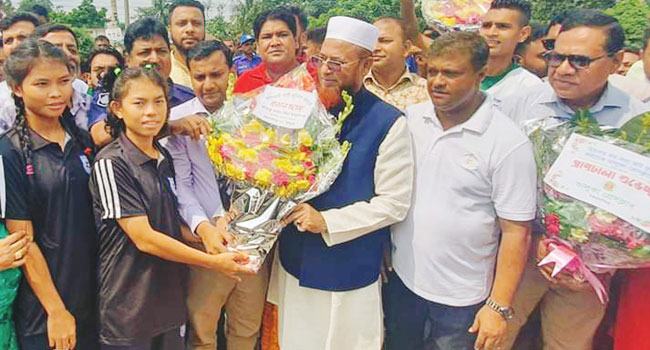 ভালুকায় সাফজয়ী ৮ নারী ফুটবলারকে সংবর্ধনা