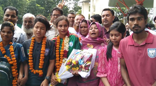 সৈয়দপুর বিমানবন্দরে সাফজয়ী ৩ ফুটবলারকে সংবর্ধনা
