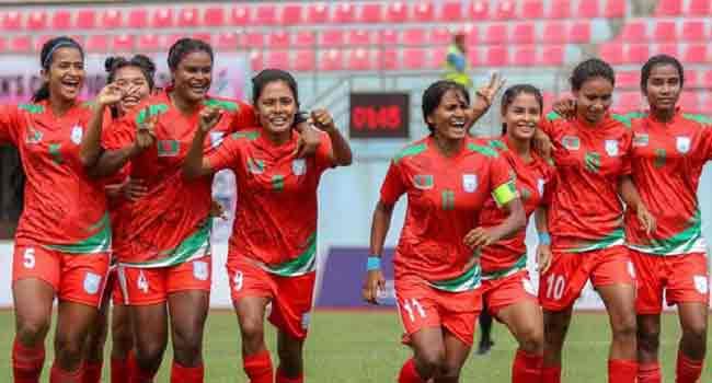 হালুয়াঘাটে সাফজয়ী ৮ নারী ফুটবলারদের সংবর্ধনা