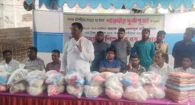 বগুড়ায় দুর্গাপূজা উপলক্ষ্যে কাউন্সিলর এরশাদের খাদ্য, পোশাক ও নগদ অর্থ বিতরণ