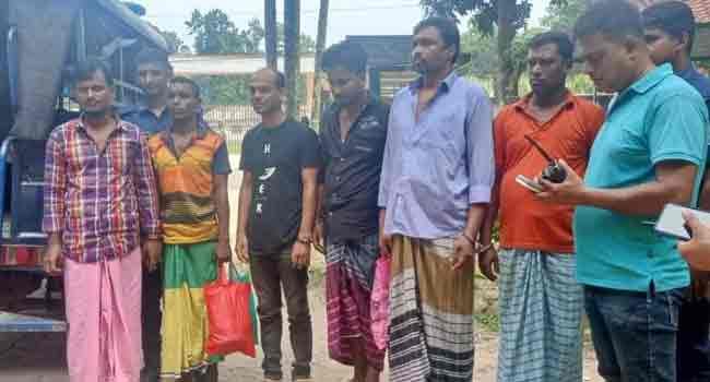সিংগাইরে গণডাকাতি মামলার ৭ আসামি গ্রেফতার : অস্ত্রসহ লুণ্ঠিত মালামাল উদ্ধার