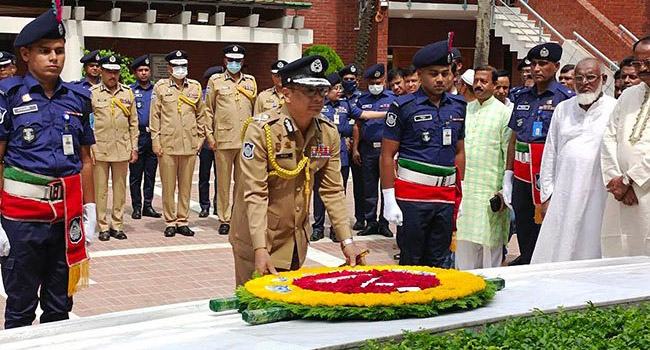 বঙ্গবন্ধুর সমাধিতে নতুন আইজিপির শ্রদ্ধা