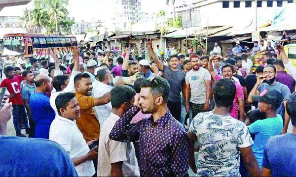 টঙ্গীতে ট্রাক শ্রমিকদের মহাসড়ক অবরোধ পুলিশের গাড়ি ভাঙচুর : ৩ পুলিশ আহত