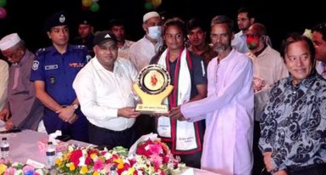 সিরাজগঞ্জে সাফজয়ী ফুটবলার আঁখি খাতুনকে জেলা প্রশাসনের সংর্বধনা