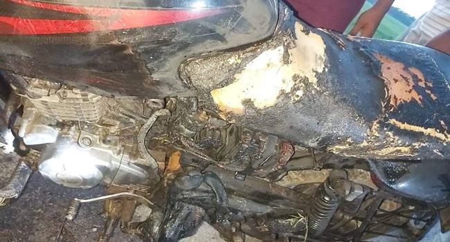 ট্রাফিক পুলিশ মামলা দিতে চাওয়ায় নিজের মোটরসাইকেলে আগুন দিল যুবক