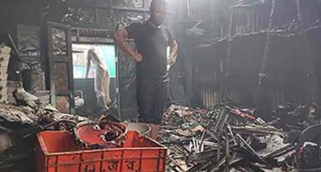খুলনায় আগুনে পুড়ে ছাই ৭ দোকান