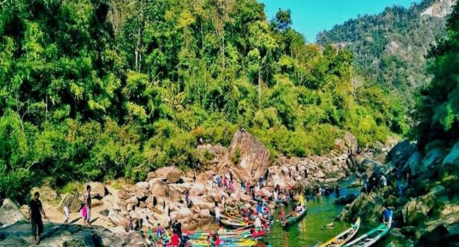 টানা ছুটিতে পর্যটকদের ভিড় জমেছে বান্দরবানে